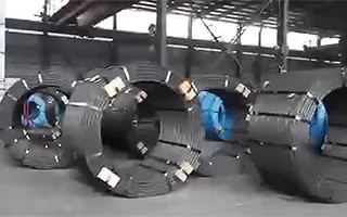 Cordón de acero pretensado y tubos de acero